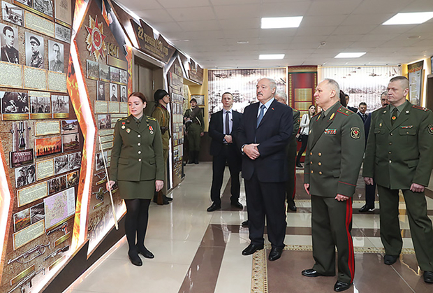  卢卡申科参观军事学院  图自白俄罗斯总统新闻局
