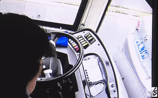 轿车使坏故意刹车被公交追尾 警察将司机拘留10日