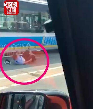 注意这辆车!北京街头奥迪超跑冲卡撞翻交警 司