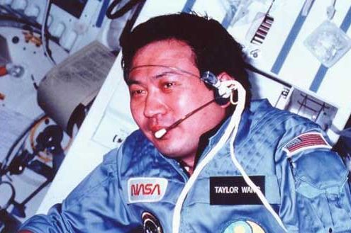 他是首个进入太空的华人，提前杨利伟18年把五星红旗送入太空