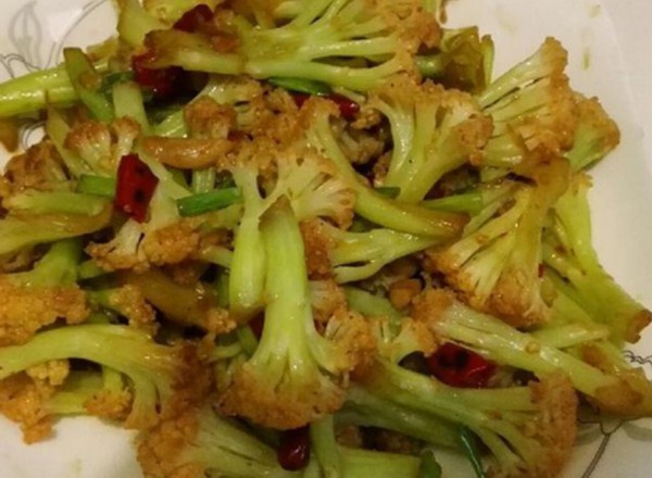 干煸花菜牢记三个诀窍，花菜清脆可口、香味扑鼻，吃一次还想再吃