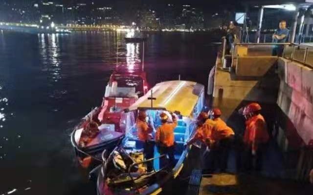 事发船只船头受损。 来源:东网