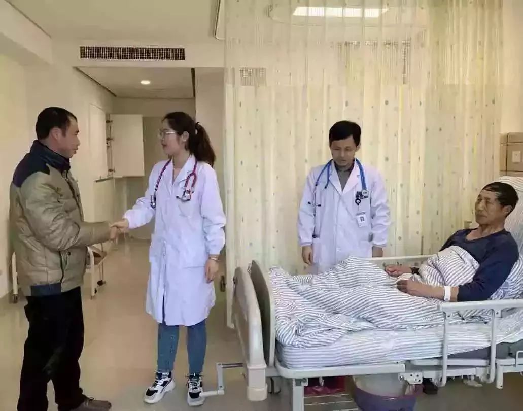 农民工突发脑梗无家属签字 医生挺身而出签字救人