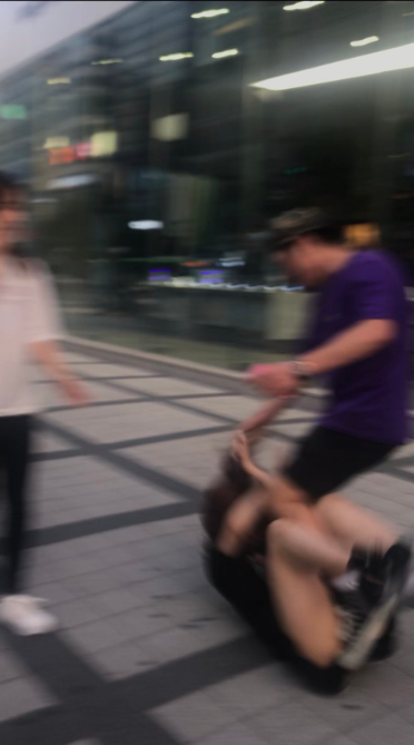 韩国男子街头狠踹日本女游客(推特)