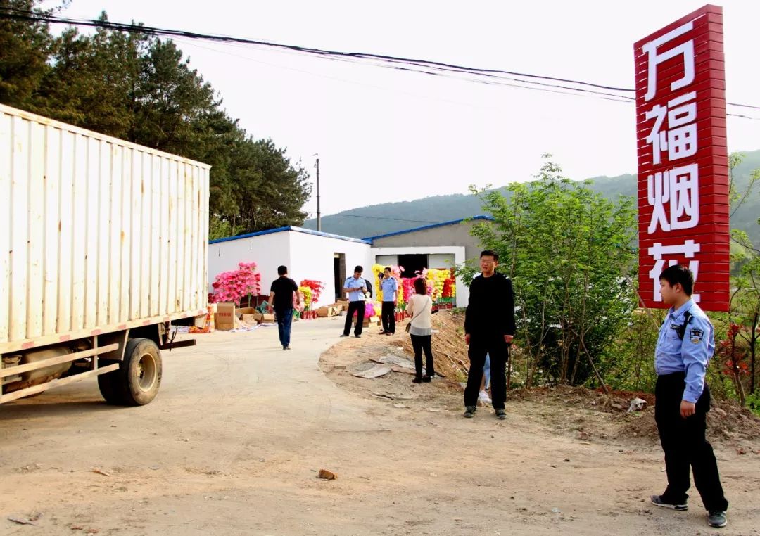 孝昌警方取缔2处非法存放烟花爆竹仓库,扣押转