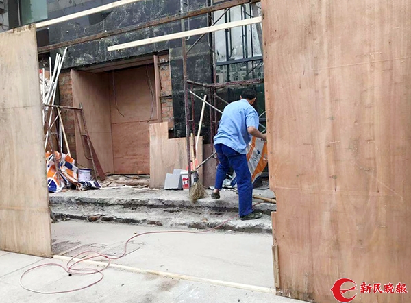 张杨路沿街商铺装修占道 市民直呼“路难行”