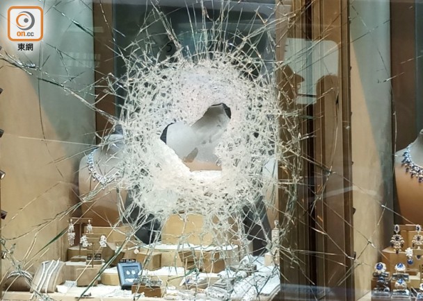  橱窗被砸烂。（图片来源：香港东网）