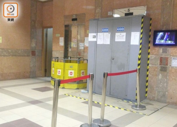 涉事电梯有待翻新（左一），旁为正在进行翻新工程的电梯。（来源：东网）