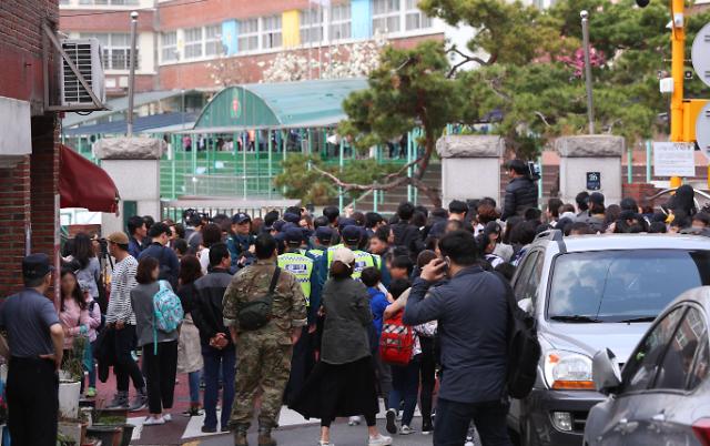 韩一名男子挟小学生对峙警察 喝水时突发癫痫被捕