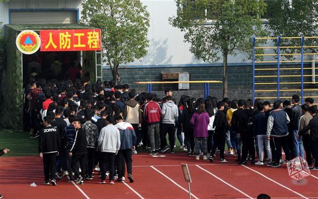 空袭警报响起2500人被紧急疏散,江夏举行防空实战演习