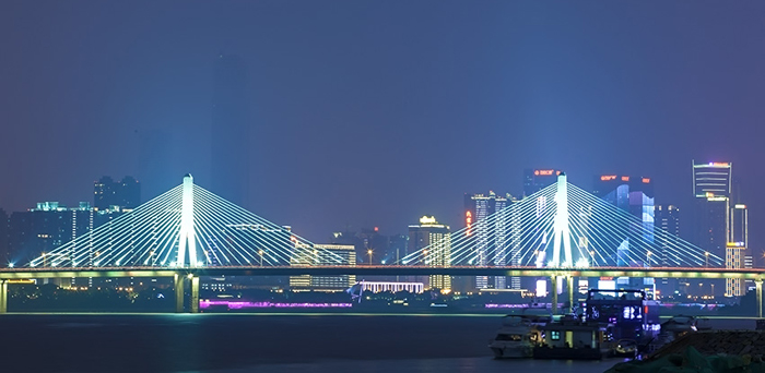 湖湘寻桥记·长沙的桥|银盆岭大桥:一竖琴弦垂夜幕