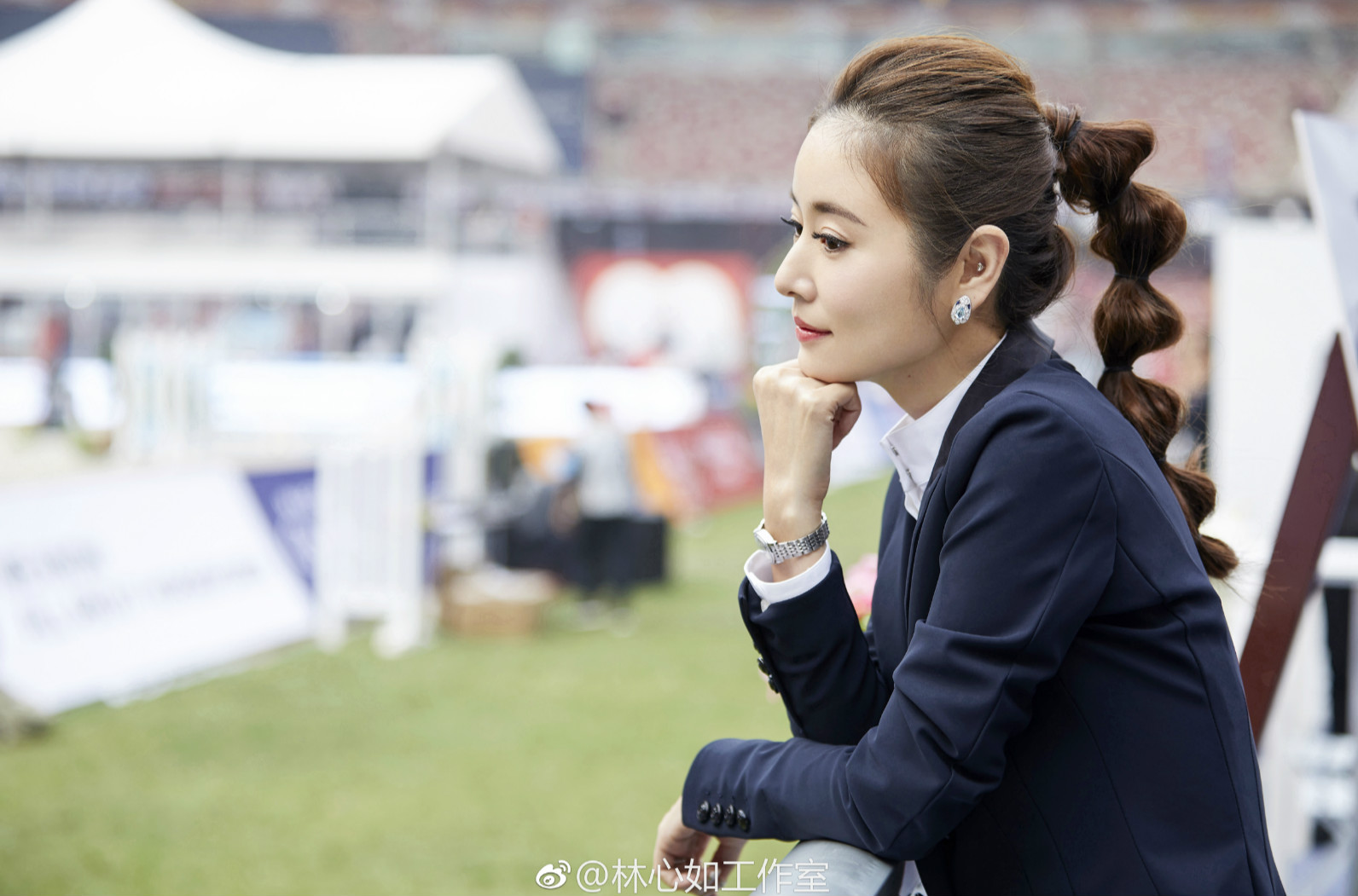 元宵节“灯笼辫”扎起来，女明星同款喜庆又减龄