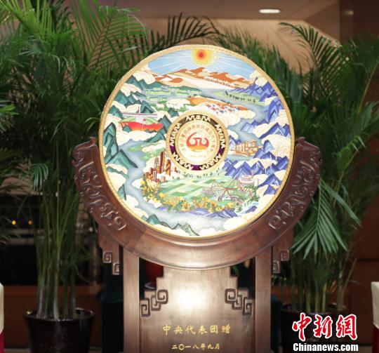 中央代表團贈送美麗寧夏琺琅器。 楊迪 攝