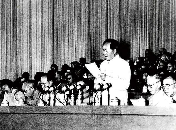1956年9月15日至27日,中國共產黨第八次全國代表大會在北京舉行。大會提出的黨和國家主要任務是集中力量發展生產力的思想,對於社會主義事業的發展和黨的建設具有長遠的重要的意義。圖爲毛澤東在大會上致開幕詞。 新華社發