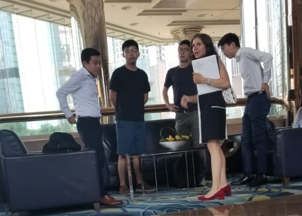 图为黄之锋(左二)、罗冠聪(左三)等人正与Julie Eadeh(右二)密会(来源:港媒)