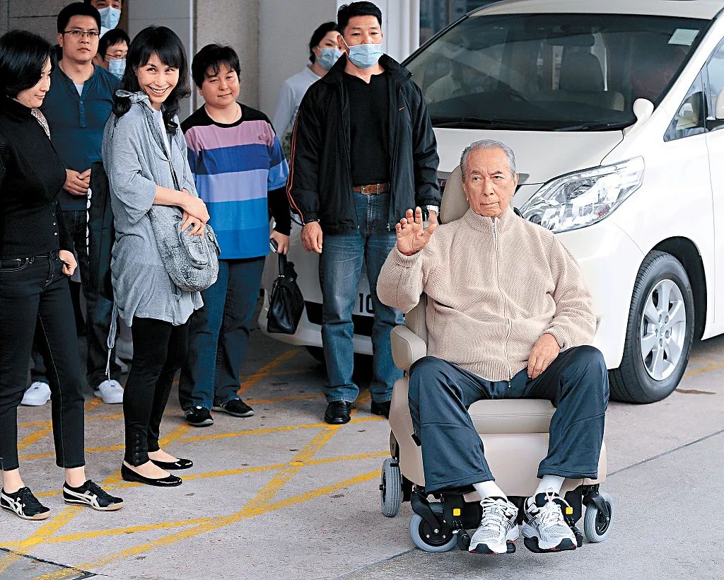 2010年3月6日,自医院返家后,何鸿燊自动向记者挥手打号召。图片来自视觉中国