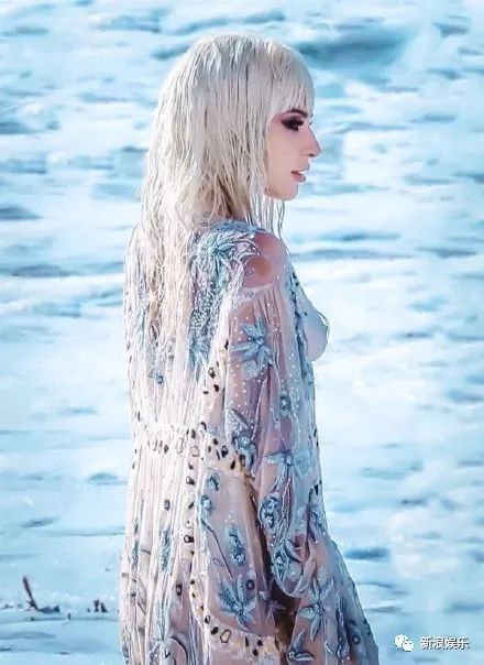 不懂时尚 | 这是要起飞？但她真是肉眼可见的美了好多！