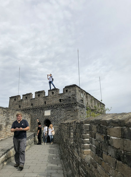 一名游客被指攀爬到了慕田峪长城的烽火台上