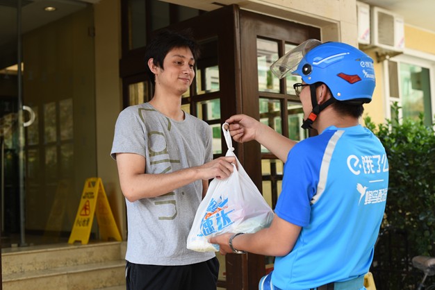 么小哥帮老外带菜北冰洋接入一小时达 天猫新