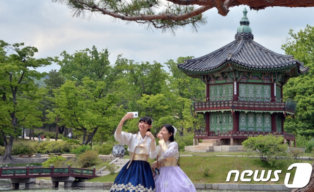 外围足彩在哪买|文在寅金正恩共同植树:用汉拿山白头山泥土(图)