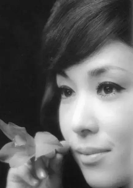 演技纯熟精炼,无论是恶女还是清纯小姐,都能把握的很好。