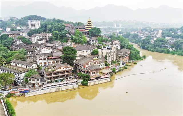 今年以来长江最强过境洪水陆续通过主城