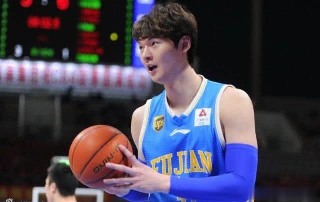 人生赢家!王哲林喜提法拉利轿跑一辆!新科MV