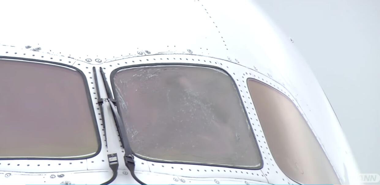 驾驶舱破碎的玻璃 全日本新闻网（ANN）视频截图