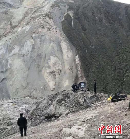 公安民警正在滑坡点搭建通讯和监控设施。 甘孜宣 摄 公安民警正在滑坡点搭建通讯和监控设施。 甘孜宣 摄
