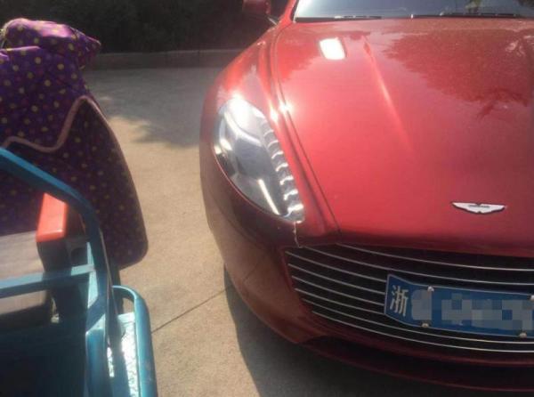 电动三轮车撞上阿斯顿马丁 三轮车全责或赔15万