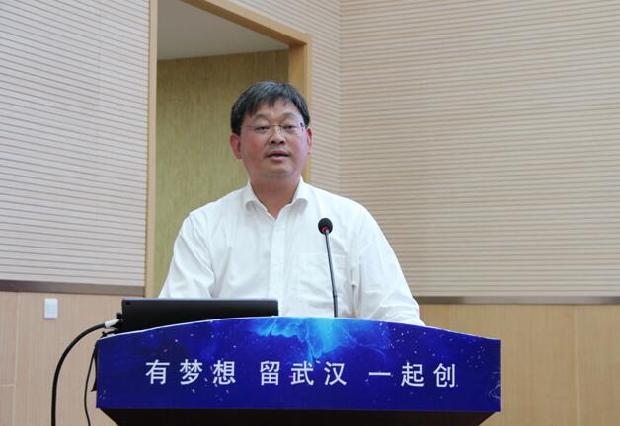 图为江夏区委书记王清华新华网武汉4月18日电(陈剑 刘龙腾)"同学们