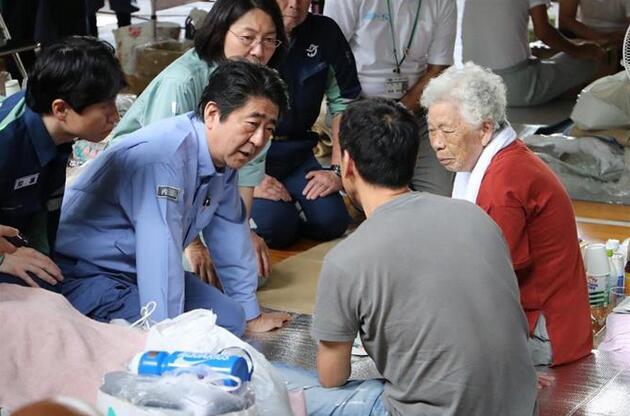 安倍首次视察日本暴雨灾区 双膝跪地慰问灾民(图)