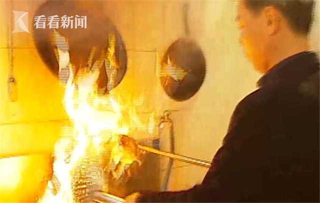 昔日“成都的哥车神”浪子回头做“食神” 拿起锅铲卖蹄花