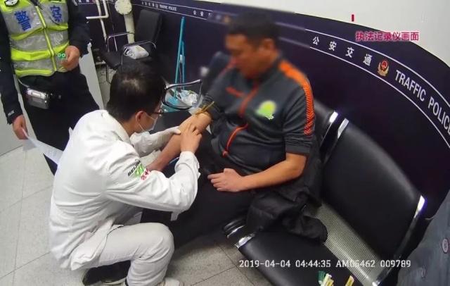 南方接受酒精检测。