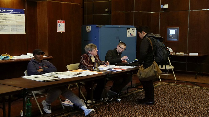 ▲11月6日，在美国芝加哥，选民在一处投票站准备投票。 新华社记者汪平摄