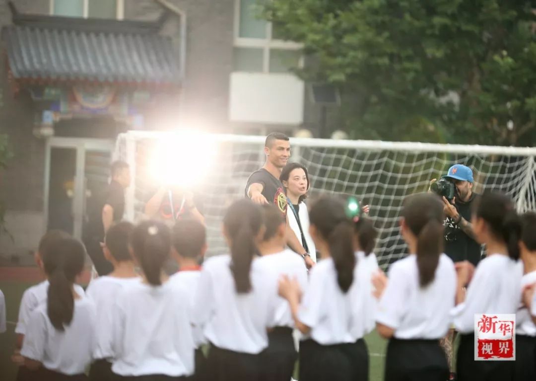 7月19日，C罗在活动中与小球员互动。