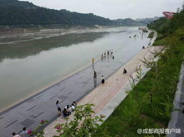长江亲水步道处市民踩水游玩