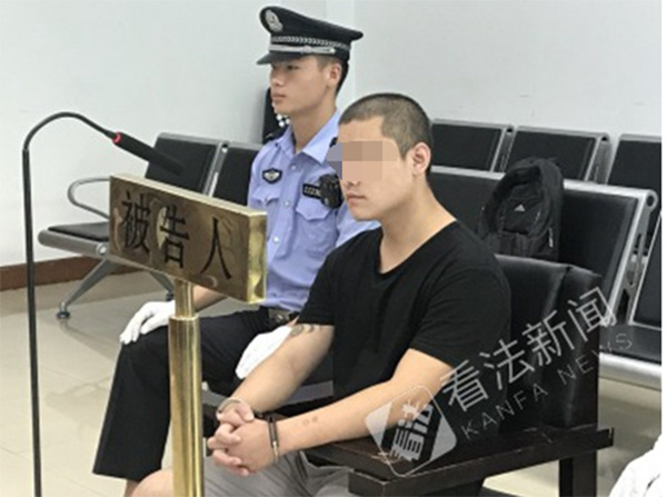 北京一小伙与女友争吵后怒烧床垫 邻居跳楼逃生