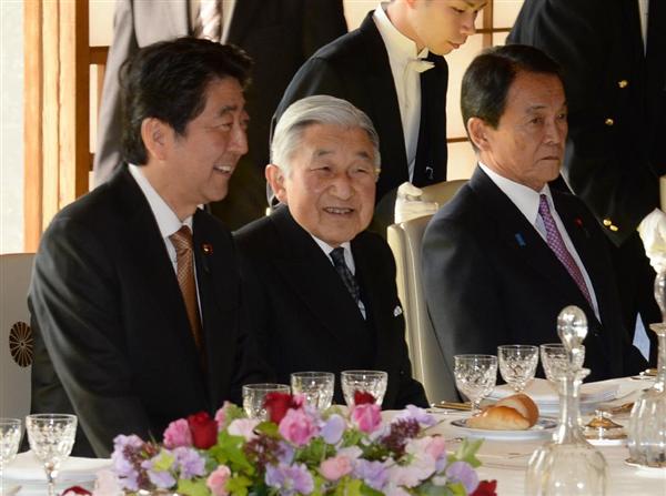 2015年,安倍和时任天皇明仁共进午餐(产经新闻)