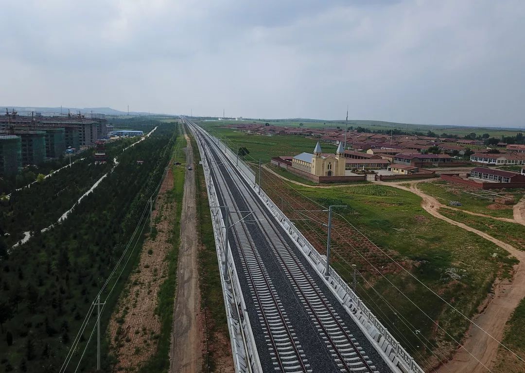 内蒙古首条高铁全线铺轨贯通,未来北京至呼和