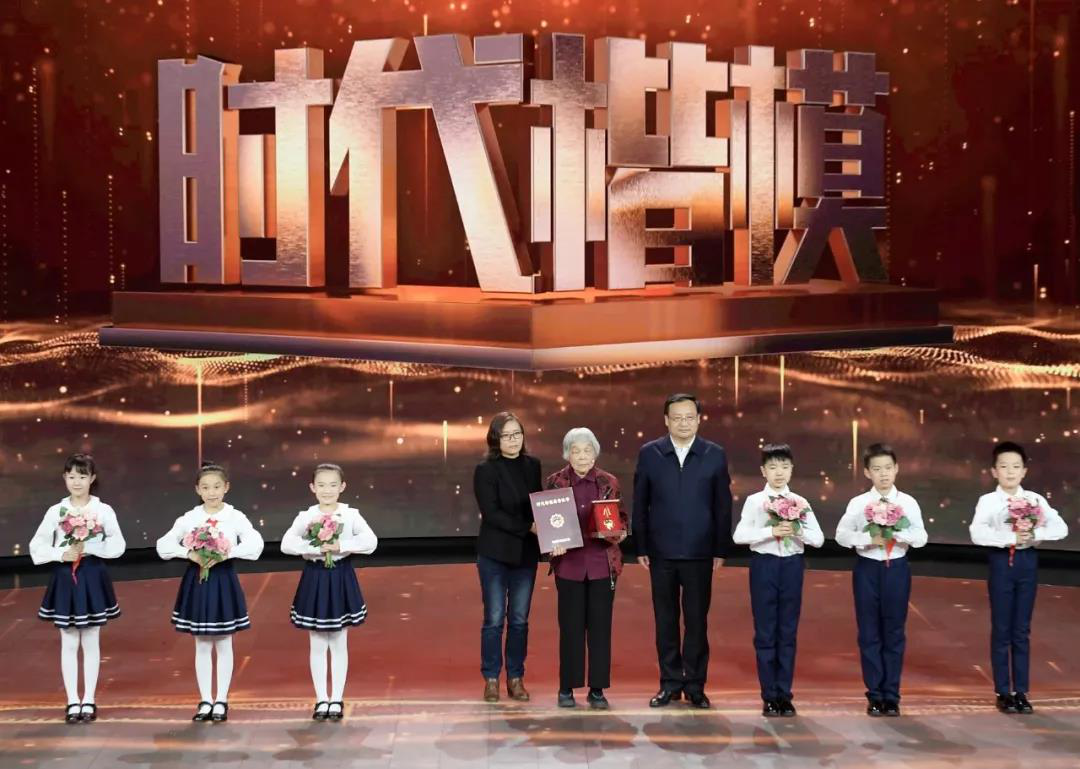天游平台总代 消防员救狗值不值得?家中大火,主人呼喊先救狗