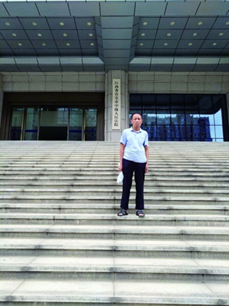 李锦莲申请国家赔偿后前往法院商讨赔偿事宜。