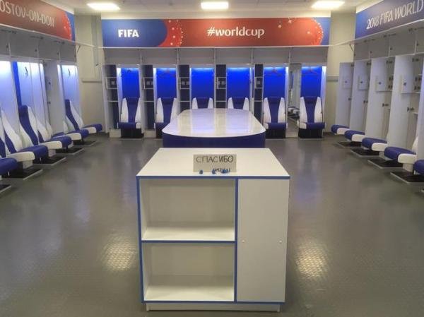 世界杯日本队赛后打扫更衣室 留俄语字条称谢