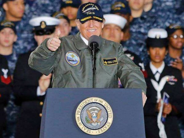  资料图片：美国总统特朗普身穿海军夹克，在“福特”号航母上发表演说。（图片来源于网络）