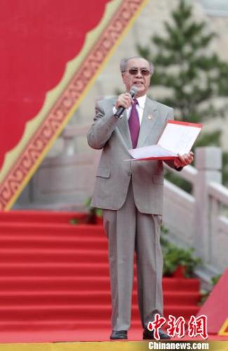 中央广播电视总台、中央人民广播电台播音指导方明朗诵诗歌《沁园春·雪》。 杨迪 摄