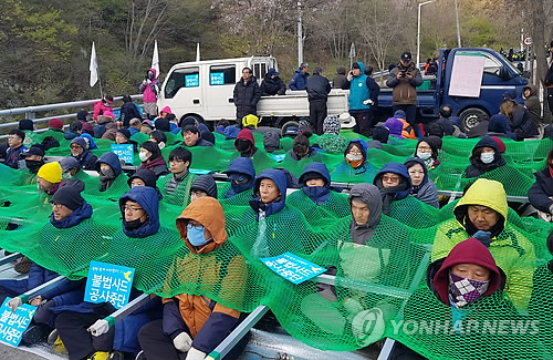 韩民众排人墙方阵阻萨德施工 韩媒:冲突在所难免