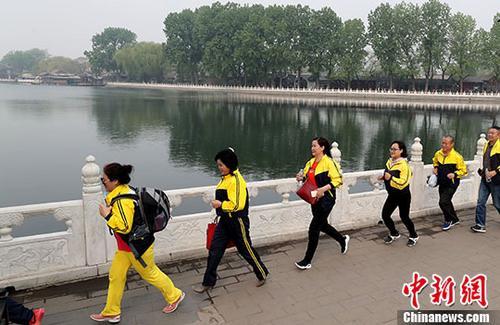 资料图：北京“西城区泛什刹海全民健身环湖慢跑”活动。中新社记者 张宇 摄