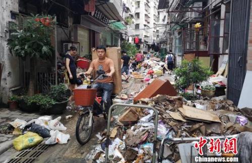 台风过后,广州市珠光路仓前直街,垃圾堆积,一片狼藉。沈钊 摄