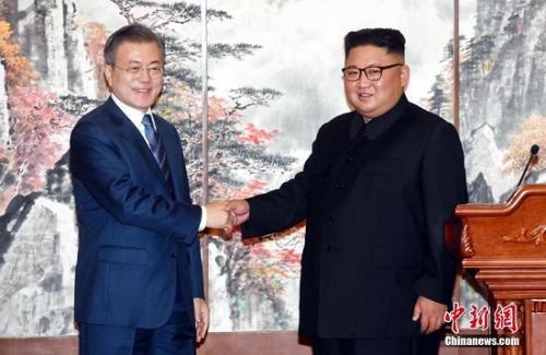 9月19日，在朝鲜平壤，朝鲜国务委员会委员长金正恩（右）与韩国总统文在寅在举行共同记者会后握手。中新社发 平壤联合采访团供图