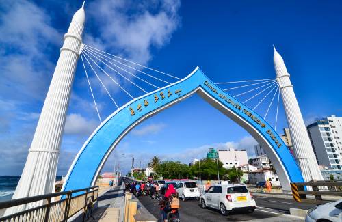2018年10月2日,车辆从中马友谊大桥桥头拱门穿过。(新华社)